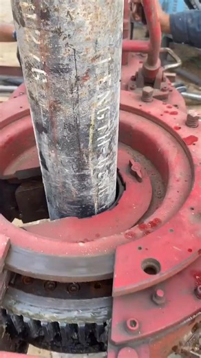 Casing Power Tong A casing power tong is a hydraulic tool used on drilling rigs to make up (tighten) or break out (loosen) the threaded connections of casing pipes during the casing phase of drilling operations. These tongs are essential for running casing into the wellbore efficiently and safely. They apply controlled torque to ensure proper connection of casing joints, which is critical to maintaining well integrity. Key Features: Hydraulic-powered for high torque and speed. Includes a back-up