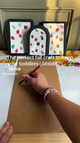 Eaiest craft to keep your toddlers entertained and outside!! The perfect fall craft🍂🍁🍃 #toddlercrafts #fallcrafts #craftsforkids #toddleractivities #toddlermomlife