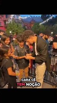 Bistecone dando autógrafos kkk