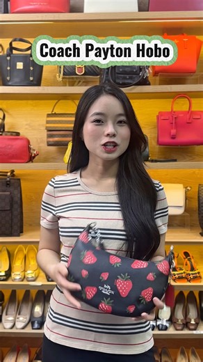 2.2K views | Coach Payton Hobo – Vẻ đẹp nhẹ nhàng, thanh lịch cho mọi outfit Thiết kế dáng hobo mềm mại, phối họa tiết monogram sang trọng, vừa đủ rộng rãi để đồng hành cùng bạn cả ngày dài.  Một item dễ mix & match từ công sở đến dạo phố – nàng nào mê sự tinh tế thì khó mà bỏ qua! #CoachBag #PaytonHobo #VintageStyle #ChatLuxy #OOTD #BagLovers #LuxuryBag #CoachVintage | Chất Luxy | Facebook