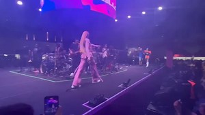 Anitta e Pabllo Vittar arrasando bem na SUA CARA, bebê! 🔥 As divas cantaram agora há pouco, juntinhas, no “Ensaio da Anitta”, em São Paulo. Vocês estavam preparados? Porque nós ainda estamos sem palavras pra essa dupla de milhões. Lindas, livres, leves e soltas! Entregaram tudo, manas! (🎬: @hugogloss) | Hugo Gloss