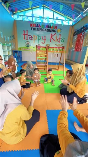 Kacamata Tulungagung on Instagram: "Kelas Bermain Happy Kids Tulungagung. Kelas playdate pertama di Tulungagung👶🏻👧🏻👦🏻 @happykids.tlg Program Unggulan : Playdate baby class (usia 8-16 bln), Playdate young toddler (usia 1,5-2,5 th), Playdate big toddler (usia 2,5-4 th) dan kelas pra calistung fun learning (usia 3-5th)👶✨ Belajar sambil bermain, menstimulasi motorik, sensorik, kreativitas, dan kemandirian anak sejak dini. Bisa mengikuti 1x pertemuan saja atau mengambil paket 📚🎨 1 minggu sek