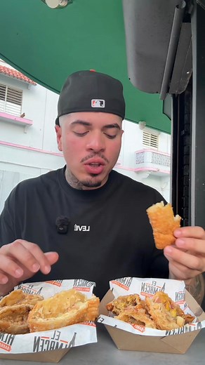 Probando las empanadillas de El Almacén en Caguas🇵🇷 Empanadilla de carne ahumada y queso, mac n cheese con pernil, tripleta, polloquesopapabacon y pastelón (carne molida, queso y amarillo) | Alexier
