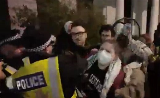 Pro-Palestinian protest in front of Israeli chef Eyal Shani's London restaurant - i24NEWS