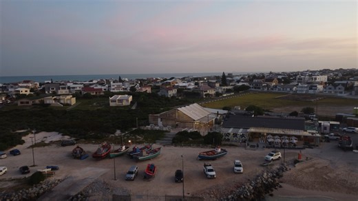 7.4K views · 74 reactions | Soos die son oor die hawe sak, raak die wêreld stil — maar die goeie vibes hou aan. Kom geniet ’n koue drankie, iets lekkers om te eet, en daardie Struisbaai Magic wat nooit oud word nie. Jy is altyd welkom hier by Struisbaai Harbour Cafe. | Struisbaai Harbour Cafe | Facebook