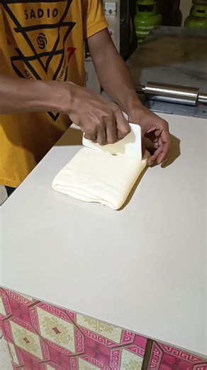 “The Most Satisfying Bread Decoration Ever 🍞✨” #bakingtutorials #breadlovers #food