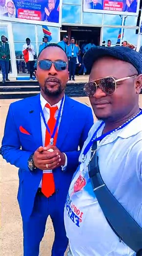 Le jour de l’arrivée du chef de l’Etat dans la ville de KANANGA Roger Makolo à l’intérieur de aéroport de KANANGA donc avant la dernière barrière pour accéder dans le tarmac avec coordon Laurent Mayele l’élu valablement ✌️✌️✌️🇨🇩🇨🇩🇨🇩👌👌👌📖📖 | Alain Makolo