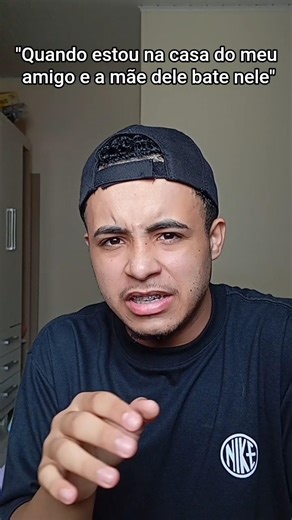quando estou na casa do meu amigo e a mãe dele bate nele 🫣