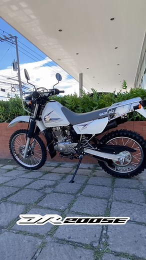 31K views · 444 reactions | El modelo doble propósito perfecto para ti.  La DR200 SE es la moto todo terreno, logra un balance ideal de 60% de asfalto y 40% en brechas y terracería.  Toma el camino Suzuki cotizando en  www.misuzuki.com #DR200SE #Motos #Suzuki #TodoTerreno #Motocycle | Suzuki Motos El Salvador | Facebook