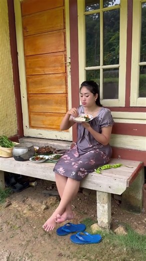 Nuju tuang hela sareng peuteuy baraya #shorts #tetehrismanirmalasari #suasanapedesaan #gadiscantik