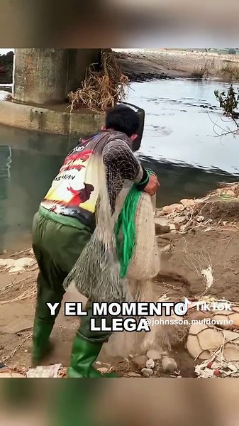 After diligent practice casting the net, he finally caught countless fish.#Foryou #Friendship #Us #fyp #fishing #fish