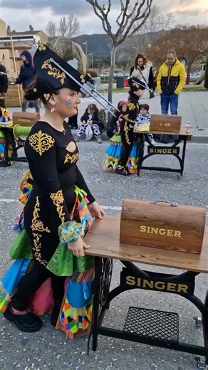 488K views · 4.3K reactions | ✨ These “Singer Machine” costumes stole the show—and our hearts! 淋 We couldn’t resist sharing this clever and nostalgic tribute to the sewing machines so many of us grew up with. Original reel posted by @singersewinguk—thank you for the laughs and creativity! ❤️ #sewing #sewingmachine #sew #quilt #quilting #thread #longarmquilting #fabric | Superior Threads | Facebook