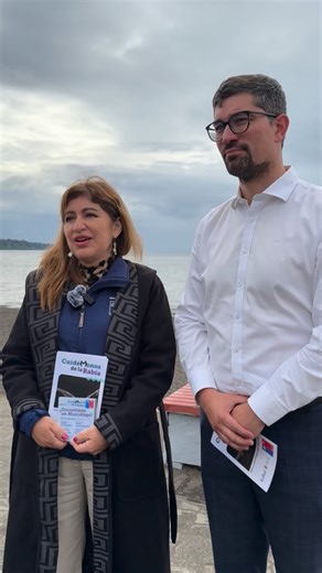 🦇🚨 Operativo sanitario y campaña preventiva por caso de rabia en Frutillar Bajo La mañana de este viernes se desplegó un operativo sanitario en el balneario de Frutillar Bajo, luego que el Instituto de Salud Pública confirmara un caso positivo de rabia en un murciélago hallado en avenida Bernardo Philippi. El procedimiento fue encabezado por el alcalde Javier Arismendi junto a la seremi de Salud de Los Lagos, Karin Solís, además de equipos municipales y de la Autoridad Sanitaria. ✅ Se activaro