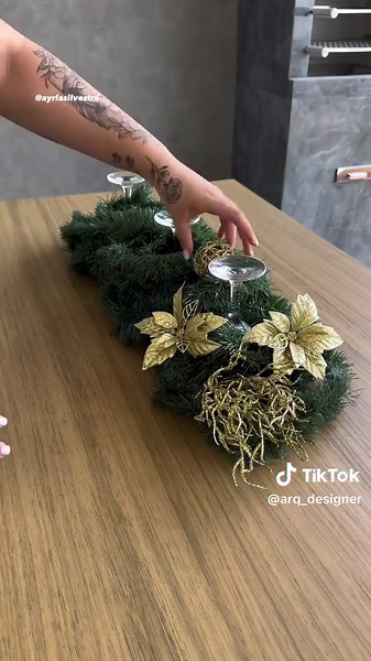 Centro de Mesa Natalino Feito com Festões e Decoração Dourada