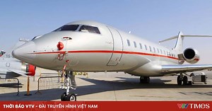 Choáng ngợp với máy bay dát kim cương tại Triển lãm hàng không Dubai