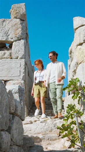 #Santorini invites you to discover a cultural heritage hidden in plain sight. Beyond the caldera lie local festivals, folklore museums, ancient ruins, and artisans keeping traditions alive by hand. 🏛️ This is a Santorini shaped by its people, its history, and its everyday rhythm. https://www.visitgreece.gr/islands/cyclades/santorini/ #VisitGreece #SantoriniTheOne #SantoriniCulture #VisitSantorini | Visit Greece