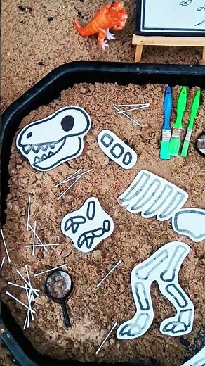 Dinosaur Sensory Play for Kids | Free Printable Fossil Dig for Tuff Tray #diy #tufftray #dinos