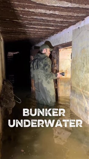 BUNKER AM ATLANTIKWALL – VON DER NATUR ZURÜCKEROBERT Bei unserer Erkundung des Atlantikwalls stoßen wir auf Bunker, die heute teilweise überflutet sind. Was einst massive Verteidigungsstellungen waren, steht nun im Wasser – durch Erosion, steigenden Meeresspiegel und Jahrzehnte ohne Nutzung. Im Video sieht man eindrucksvoll, wie sich Beton, Stahl und Geschichte mit der Natur vermischen. Überflutete Räume, eingestürzte Zugänge und wassergefüllte Geschützstände zeigen, dass selbst diese Bauwerke n