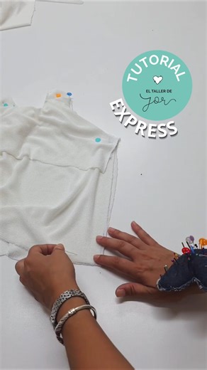 JOR on Instagram: "Tutorial express ✂️ Musculosa fácil, rápida y bien prolija. Te muestro el paso a paso sin vueltas: moldería simple, costura limpia y lista para usar 💥 Si sabés usar la máquina, esta prenda la hacés sin miedo. Guardá el video y después contame 👉 ¿en qué tela la harías?"