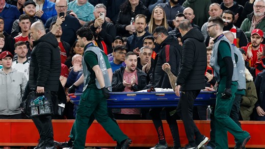 Liverpool-Galatasaray: la vilaine blessure au doigt de Noa Lang, évacué sur civière après avoir percuté un panneau publicitaire