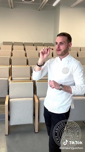 The Dartboard! 🎯Delicious Pistachio & Raspberry cake in disguise, you get to eat the slice your dart lands on! #amauryguichon #dartboard #raspberry #pistachio