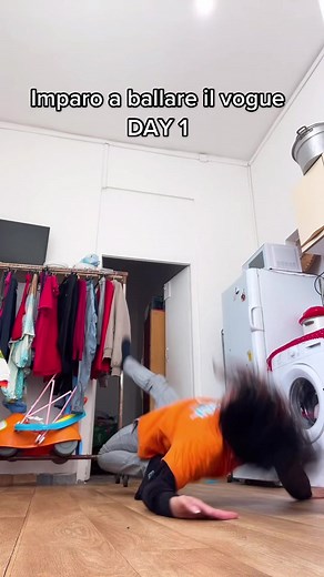 Non ho mai dedicato tempo al vogue, quindi scusate se è uscito così migliorerò. Pensavo fosse facile but NO GIRL 🥵 #fypシ #perte #vogue #voguedance