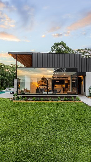 Sharp angles. Flat rooflines. Seamless steel finishes. Box Modern homes are defined by geometry and delivered with materials that perform. From LYSAGHT ENSEAM® to LYSAGHT LONGLINE 305®, our cladding shapes clean lines into architectural statements. ✔ Strong box forms ✔ Flat or concealed roofing ✔ Modern matte finishes ✔ Built for bold design 📖 Read the full blog and get inspired to build Box Modern: https://lysaght.co/4mwD75N #Lysaght #BoxModernStyle #ModernArchitecture #ZENITHProfiles #COLORBO