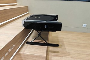 IFA 2025 : Mova dévoile le premier robot aspirateur au monde qui monte les escaliers !