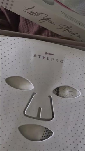 Stylpro Wavelength LED face mask . What's in the box.