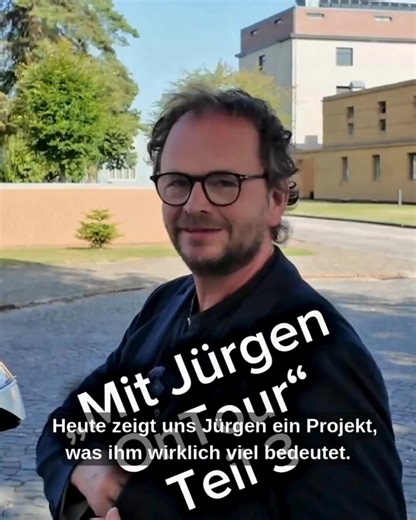 Insides mit @juergenbartels - die finale Folge! Zum Abschluss zeigt uns Jürgen ein echtes Herzensprojekt: unsere Fagus-Gropius-Ausstellung. ✨ Wie wurde aus einem Industriebau ein architektonisches Meisterwerk? 👞 Was haben Schuhleisten mit Designgeschichte zu tun? 🏭 Und was wird heute im Fagus-Werk produziert? All das (und mehr!) erlebt ihr auf 3000 m² interaktivem Ausstellungsgelände im ehemaligen Lagerhaus mitten im UNESCO-Welterbe @faguswerk . Ein Besuch, der Vergangenheit und Gegenwart verb