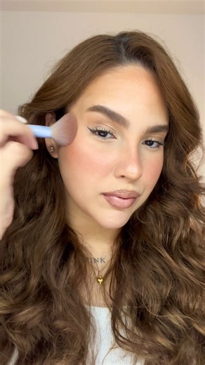 DUDA PINK on Instagram: "Bronze de verão em segundos ☀️🪸 Produtos & Detalhes > • Blush @rubyrosebrasil linha Feels Mood cor 06 . . . . #blush #makeup #makeuphack"