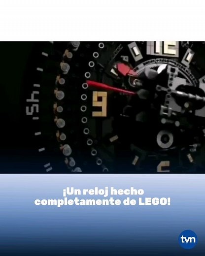 ¿Qué puedes construir tú con LEGO? 🤔⏰ Pues el maestro LEGO Akiyuki de Akiyuki Brick Channel construyó un reloj bellamente diseñado utilizando un sistema de estante de mangle. El sistema cuenta con una cremallera que se mueve en un círculo continuo alternativo a cada lado del piñón. Akiyuki cronometró magistralmente la finalización del círculo cada 60 segundos, lo que permitió que el reloj diera la hora con precisión. ¿Crees que podrías hacerlo también? #LEGO #Construccion #reloj #Akiyuki | TVN 
