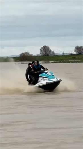 إنقاذ رجل بالتجيتسكي حاصرته المياه ضواحي دار الكداري إقليم سيدي قاسم