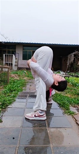 Master the Forward Bend Stretch - Yoga Tips for Flexibility! YogaForBeginners HealthTips