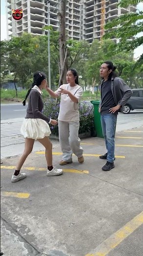 Cô gái nhỏ dạy cho đôi nam nữ xấu tính bài học !