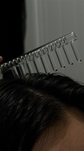 Studio Skin Toulouse on Instagram: "Pour booster la pousse des cheveux à la maison : • Masser le cuir chevelu tous les jours 3–5 min, idéalement avec une brosse à picots • Faire un soin aux poudres ayurvédiques (sidr, brahmi ou ashwagandha) 1 fois/semaine • Prendre des compléments alimentaires adaptés (cure de minimum 3 mois) • Faire un gommage capillaire 1 fois par jour/ semaine • Appliquer une ampoule ou un sérum concentré en biotine sur le cuir chevelu • Utiliser un masque / casque LED rouge