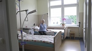 1K views · 35 reactions | ‼️Klaipėdos medicininės slaugos ligoninė - profesionali slauga ir palaikomasis gydymas. Jaukios, patogios palatos, skanus maistas, profesionali priežiūra. Šiuo metu turime laisvų vietų palatose vyrams ir moterims. Kviečiame kreiptis į Priėmimo skyrių tel.8-46) 410071. Ligoninės adresas: K. Donelaičio 15, Klaipėda, el.paštas: kmsligonine@gmail.com, svetainė kmsligonine.lt | Klaipėdos medicininės slaugos ligoninė | Facebook