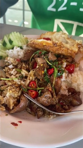 Chicken offal stir-fry with basil and fried egg มื้อเที่ยง #thaifood #food @mana-how-der-cafe