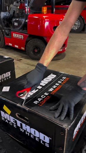 Strapping up the #MRW315 with some new shoes 🛠️🔥 📸: @ernies.customshop #MethodRaceWheels #MRW #Method #OffroadWheels #Wheels #Offroad #LighterStrongerFaster | Method Race Wheels