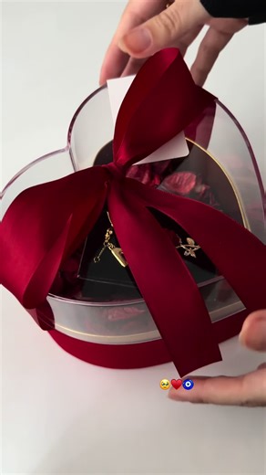 Altın Harfli Gül Kolye: Şıklığınızın Tamamlayıcısı