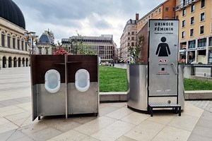 Lyon : la municipalité installe les premiers urinoirs publics inclusifs, écolo et sans eau