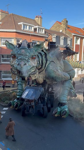 Week-end très spécial à la Ville de Calais ! Avec l’arrivée du Varan, on savait que ça allait être animé… mais on ne s’attendait pas à ce qu’un dragon passe carrément devant notre maison d’hôtes samedi ! Il en a profité pour jeter un œil dans la chambre Lady Hamilton Un petit souffle… et paf : le cadre au mur n’a pas survécu 🤣 Bref, un week-end aussi magique que mouvementé 🔥 On vous prépare bientôt une petite récap du week-end pour revivre tout ça ! | Les Secrets des Loges