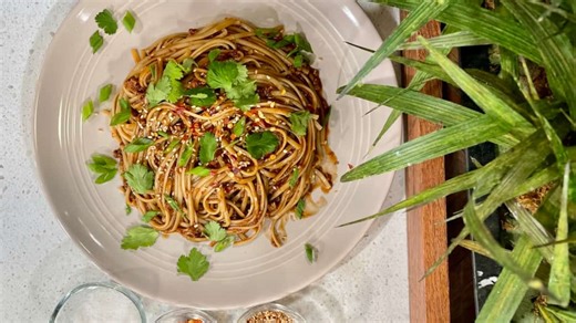 Pâtes au bœuf haché et sésame grillé