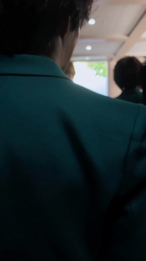 ラッピングバスにサインを書いている様子をお届け🚌 #DISH #北村匠海 #矢部昌暉 #橘柊生 #泉大智 #DISH三角旅 #brandnewday