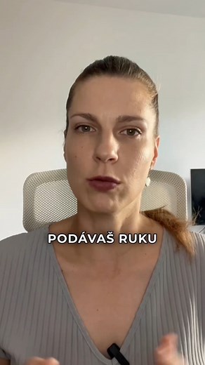 274K views · 3.2K reactions | Muž sa pri podaní ruky vždy postaví, žena môže ostať sedieť. Postaví sa vtedy, ak podáva ruku nadriadenému, klientovi alebo inej (staršej) žene 欄 #zena #muz #komunikacia #podanieruky #pravidla #etiketa #etiquette | denisa.roth | Facebook