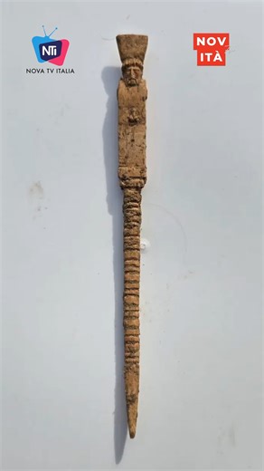 Nova Tv Italia on Instagram: "A Gela una scoperta archeologica unica al mondo. Dal sottosuolo é emerso uno stilo da ceramista. Uno strumento in osso che é rimasto intatto per oltre 2500 anni. Al momento non ci sono altri esempi simili nel mondo. Gli scavi ad Orto Fontanelle potrebbero rivelare importanti novità sull’urbanistica della colonia che nel V secolo dominava la Sicilia orientale #archeologia #storia #scoperta #ritrovamento #sottosuolo #unicità #rarità #sensazionale #gela #museo #reperto