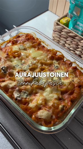 Aurajuustoinen tonnikalapasta. 🧡 Mun luovuus ruoanlaittoon on vähän hukassa kesän jäjiltä, joten jaetaan yksi viime vuoden resepti: •500g pastaa raakana vuokaan •2prk tonnikalaa öljyssä sekaan •Tomaattimurskaa puoli prk (meillä oli kaapissa avattu paseerattu tomaatti ja toimi hyvin) •Ruokakermaa 2dl •Vettä 6dl •Mausteita esim. suola ja pippuri •Aurajuustoa Sekoita hyvin! •Lisää juustoraastetta ja vielä aurajuustoa päälle. •Uuniin 200 asteeseen 40-50min. •Anna vetäytyä hetki ennen ruokailua. Mon