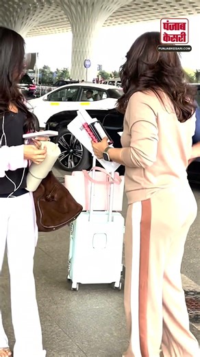 Kajol Spotted With Her Daughter Nysa Devgn At Airport