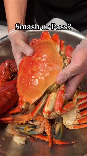 Seafood boil cravings handled! 🦀🔥 Angry Crab Shack in Henderson is bringing the flavor with saucy seafood, big portions, and plenty of options to get messy with. 📍 Angry Crab Shack — Henderson, NV Who are you bringing here for a seafood feast? 👀 #henderson #lasvegasfood #seafoodboil #angrycrabshack #vegasfoodie