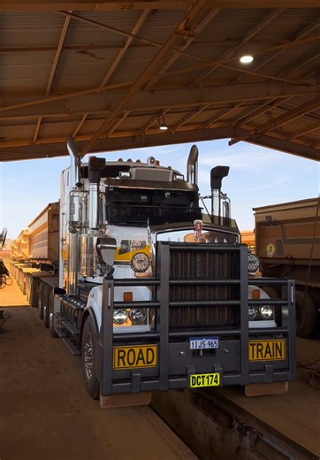 Holy heck that’s large 🤠 #itaintweaktospeak #kenworth #t909 #tractors #cummins_power #large #pilbara #